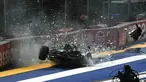 Pembalap Aston Martin, Lance Stroll mengalami kecelakaan saat sesi Kualifikasi 1 (Q1) Formula 1 GP Singapura 2023 yang berlangsung di Sirkuit Marina Bay, Singapura, Sabtu (16/03/2023). (AFP/Mohd Rashfan)