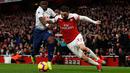 Bek sayap Arsenal, Sead Kolasinac berduel dengan pemain Tottenham hotspur, Serge Aurier dalam laga lanjutan Liga Inggris pekan ke-14 yang berlangsung di stadion Emirates, London, Minggu (2/12). Arsenal menang atas Tottenham Hotspur 2–1. (AFP/Ian Kington)