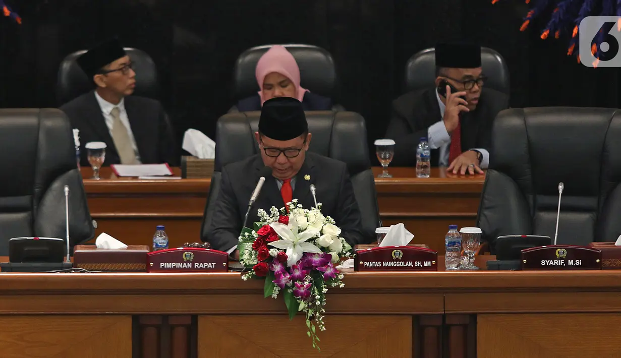 Ketua Sementara DPRD DKI Jakarta Pantas Nainggolan memimpin rapat paripurna DPRD di Gedung DPRD DKI Jakarta, Kamis (3/10/2019). Rapat Paripurna DPRD DKI Jakarta mengumumkan penetapan susunan pimpinan DPRD DKI periode 2019/2024. (Liputan6.com/Herman Zakharia)