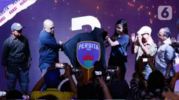 Persita Tangerang saat acara launching untuk 4 elemen terbaru klub jelang bergulirnya Shopee Liga 1 2020 di Gading Sepong, Tangerang, Rabu (26/2/2020). Empat elemen baru yang diluncurkan Persita Tangerang dalam acara tersebut adalah tim, jersey, logo, dan maskot. (Bola.com/M Iqbal Ichsan)