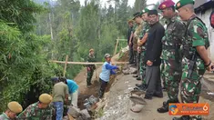Citizen6, Pasuruan: TMMD kali ini di kerjakan di tiga dusun, yaitu Dusun Junggo, Baledono dan Purwono, Kecamatan Tosari. Semua pembangunan untuk menyadarkan masyarakat agar senantiasa memotivasi pembangunan daerah sendiri. (Pengirim: Penkobangdikal)