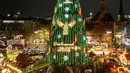 Menurut pemerintah kota Dortmund, ini adalah pohon Natal terbesar di dunia. (AP Photo/Martin Meissner)