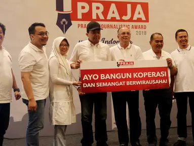 Staf Khusus Menteri Koperasi dan UKM Agus Muharram (empat kiri) bersama Chairman MIS Group Tedy Agustiansjah (empat kanan) saat peluncuran Pracico Journalistic Award (PRAJA) 2018 di Jakarta, Minggu (2/9). (Liputan6.com/JohanTallo)