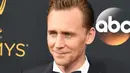 Dengan penampilannya yang sangat menawan, Tom Hiddleston hadir di Emmy Awards 2016 seorang diri, setelah putus dengan Taylor Swift beberapa minggu yang lalu. (AFP/Bintang.com)