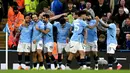 Para pemain Manchester City merayakan gol yang dicetak oleh Jack Grealish dalam laga lanjutan Liga Inggris 2024/2025 di Etihad Stadium, Manchester, Inggris, Rabu (02/04/2025) waktu setempat. (AFP/Oli Scarff)