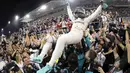 Nico Rosberg merayakan keberhasilan meraih juara F1 2016 bersama timnya Mercedes AMG di Yas Marina Circuit, Abu Dhabi,  (27/11/2016). (EPA/Valdrin Xhemaj)