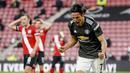 Selain itu, Cavani juga menjadi satu-satunya pemain dalam sejarah Manchester United yang mampu mencetak lima gol dalam semusim di Liga Inggris dengan status sebagai pemain pengganti. (Mike Hewitt, Pool via AP)