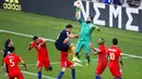 Kiper Cile, Claudio Bravo, berusaha mengamankan bola dari gawangnya  pada laga Grup B Piala Konfederasi 2017 di Arena Otkrytiye, Moskow, Minggu (25/6/2017). Cile bermain imbang 1-1 dengan Australia. (EPA/Sergei Chirikov)