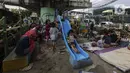 Suasana lokasi pengungsian korban banjir yang melanda Jalan Bina Warga Rt 005/Rw 07 Kelurahan Rawa Jati, Jakarta, Senin (8/2/2021). Banjir setinggi 60-190 cm tersebut disebabkan oleh luapan air Sungai Ciliwung dan curah hujan Jakarta yang tinggi. (Liputan6.com/Johan Tallo)