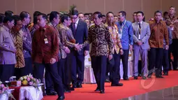 Presiden Jokowi bersalaman dengan Menkumham Yasonna Laoly saat menghadiri pembukaan Asosiasi Pemerintah Kabupaten Seluruh Indonesia (APKASI) International Trade and Investment Summit 2015 di Jakarta, Rabu (13/5). (Liputan6.com/Faizal Fanani) 