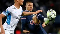 Pemain dengan raihan gelar Man of The Match di liga terbanyak adalah Kylian Mbappe, yaitu sebanyak 11 kali. Penyerang Paris Saint-Germain tersebut benar-benar menjadi momok menakutkan lini belakang lawan. Mbappe juga mampu membukukan 24 gol dan 16 assist dalam 32 penampilannya di Ligue 1. (AFP/Frank Fife)