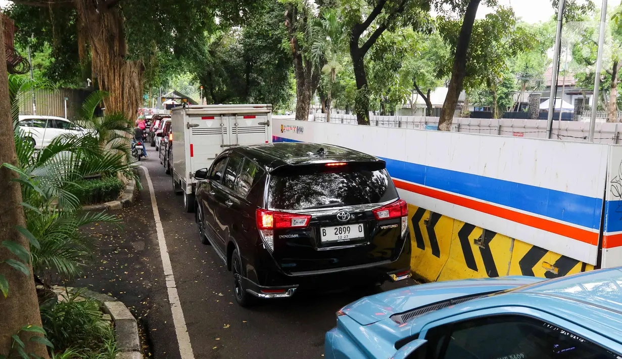 Warga pun berharap proyek tersebut segera diselesaikan sehingga aktivitas di sekitar area tersebut bisa kembali normal. (Liputan6.com/Herman Zakharia)