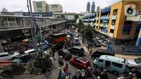 Suasana arus kendaraan di kawasan Pasar Tanah Abang, Jakarta Pusat, Minggu (2/5/2021). Pusat Grosir Pasar Tanah Abang ramai didatangi pengunjung yang berbelanja menjelang Lebaran dengan berdesak-desakan tanpa jaga jarak. (Liputan6.com/Johan Tallo)