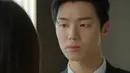 Han Jung Kyung, adalah konglomerat generasi ketiga yang terjerat dengan tokoh utama Seo Ah Ri, yang diperankan oleh Park Gyu Young. (Foto: Netflix via Twitter)