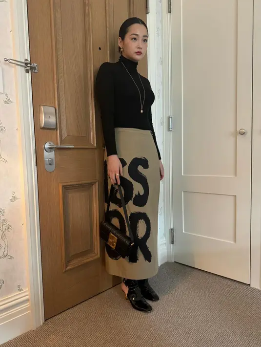 Ia juga kenakan D-Idole Heeled Boot yang melengkapi duplikasi dari runway look [Dior]