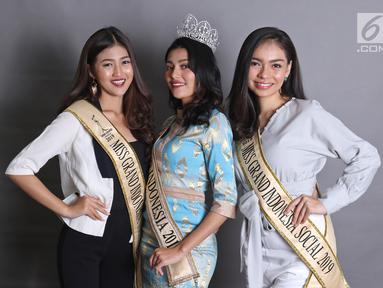 Miss Grand Indonesia 2019 Sarlin Jones (tengah) bersama runner up 1 Cindy Yuliani (kiri) dan runner up 2 Gabriella Hutahaean (kanan) berpose di Kantor KLY, Jakarta, Selasa (3/9/2019). Miss Grand Indonesia 2019 diikuti 34 finalis dari seluruh provinsi di Tanah Air. (Liputan6.com/Herman Zakharia)