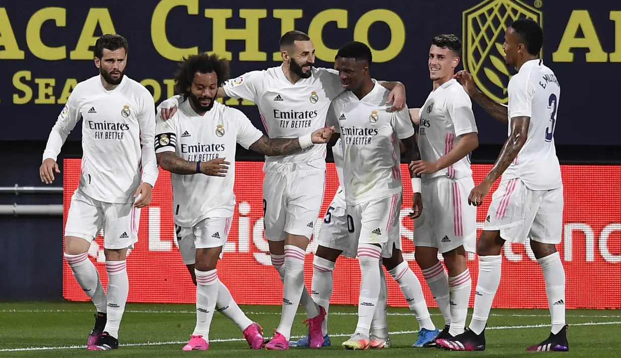 Para pemain Real Madrid merayakan gol yang dicetak oleh Karim Benzema ke gawang Cadiz pada laga Liga Spanyol di Stadion Ramon de Carranza, Rabu (22/4/2021). Real Madrid menang dengan skor 3-0. (AP Photo/Jose Breton)