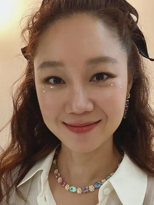 Memamerkan kalung Piaget yang memiliki deretan batu pertama, Gong Hyo Jin tampil kasual dengan kemeja. Wajahnya pun dirias dengan coveraga natural dan chrystal eye makeup. (instagram/rovvxhyo)