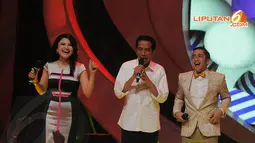 Jokowi yang menyanyikan lagu Darah Muda milik Rhoma Irama ternyata mampu membuat Tina Talisa, Irfan Hakim, dan penonton di studio bergoyang bersama (Liputan6.com/Herman Zakharia)