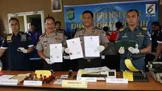 Kabid Humas Polda Metro Jaya Kombes Pol Argo Yuwono (kedua kanan) dan Direktur Polair Polda Metro Jaya Iwan R.A (kedua kiri) saat rilis pemalsuan Surat Keterangan Kecakapan (SKK) untuk Nahkoda Kapal, Jakarta, Kamis (1/3). (Liputan6.com/Arya Manggala)