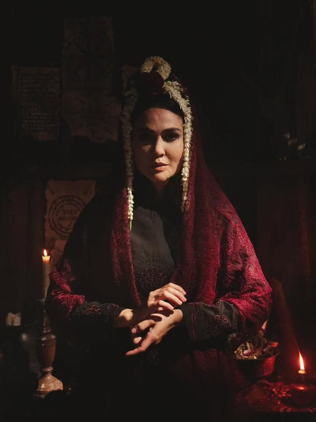 1. Kerudung Merah Membingkai Wajah