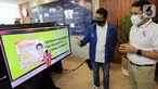 Menteri Parekraf Sandiaga Salahuddin Uno (kiri) berbincang dengan founder Kahmipreneur Kamrussamad (kanan) disela-sala acara penyerahan program beasiswa kepada anak pedagang kecil untuk kategori pelajar SMA dan SMP terdampak pandemi di Jakarta, (03/8/2021). (Liputan6.com/HO/Bon)
