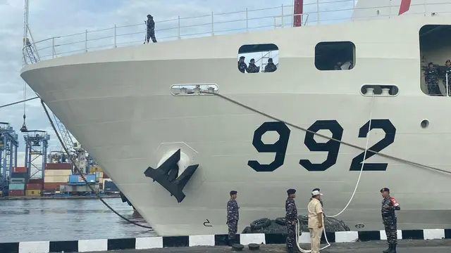Menteri Pertahanan Prabowo Subianto melepas keberangkatan KRI dr. Radjiman Wedyodiningrat- 992 yang membawa bahan bantuan kemanusiaan untuk korban konflik di Gaza, Palestina.