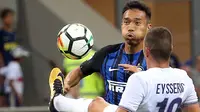 Pemain Inter Milan, Yuto Nagatomo (kiri) berebut bola dengan pemain Fiorentina, Valentin Eysseric pada laga Serie A di San Siro stadium, Milan (20/8/2017). Inter menang 3-0. (Matteo Bazzi/ANSA via AP)