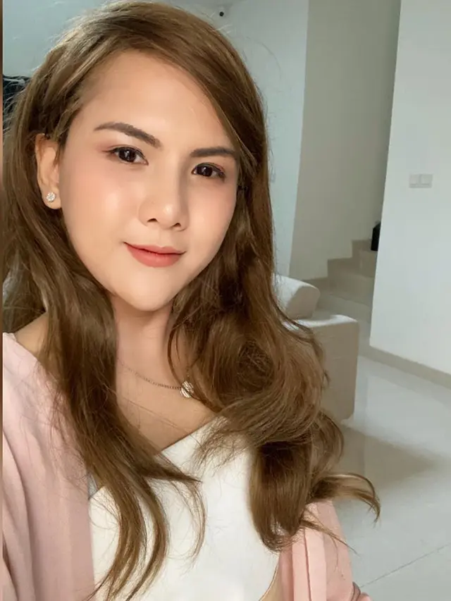6 Potret Evelyn dengan Gaya Rambut Panjang, Bikin Pangling