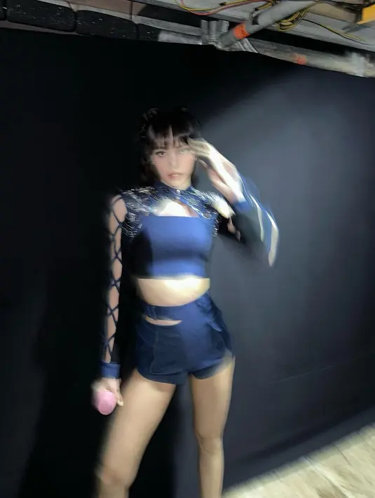 Potret lainnya memperlihatkan Lisa tampil chic dengan crop top dan short pants warna navy. [Foto: IG/lalalalisa_m].