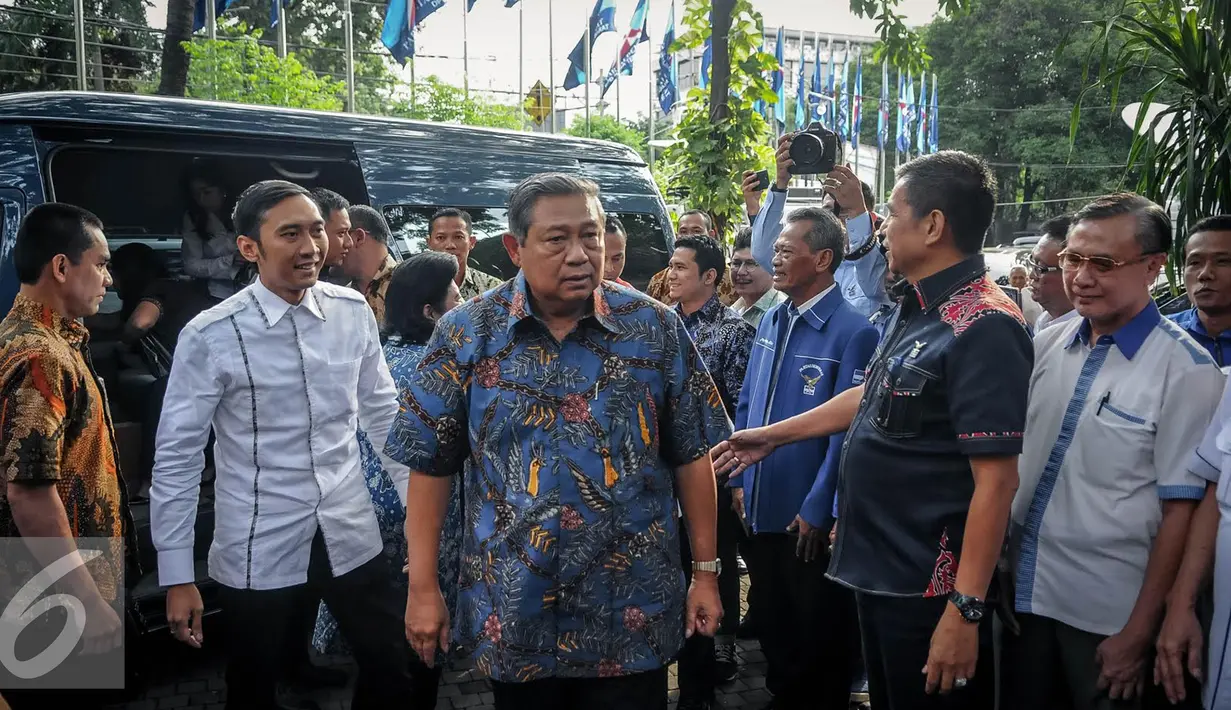 Keluarga Susilo Bambang Yudhoyono saat tiba di Wisma Proklamasi, Jakarta, Jumat (23/9). Kedatangan keluarga SBY untuk menghadiri deklarasi Agus-Sylviana sebagai pasangan di Pilgub DKI 2017. (Liputan6.com/Faizal Fanani)