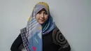 Perempuan kelahiran 8 Agustus 1993 saat pakai hijab berhasil bikin pangling. Ia terlihat kalem dengan hijab. Potret Dinda pakai hijab pun banjir dukungan dari netizen yang mendoakan agar suatu saat ia konsisten berhijab. (Liputan6.com/IG/adindathomas)