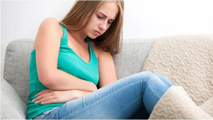 Sakit perut bikin aktivitas terganggu/copyright: thinkstockphotos.com