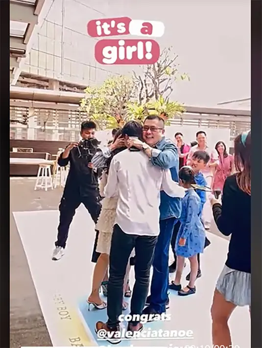 Suasana bahagia begitu terpancar dari Kevin dan Valencia. Melihat serbuk yang keluar warna pink, pasangan ini akan dikaruniai anak pertama perempuan. Hary Tanoe dan istri langsung memeluk putri dan anaknya. [TikTok/njxxi98]