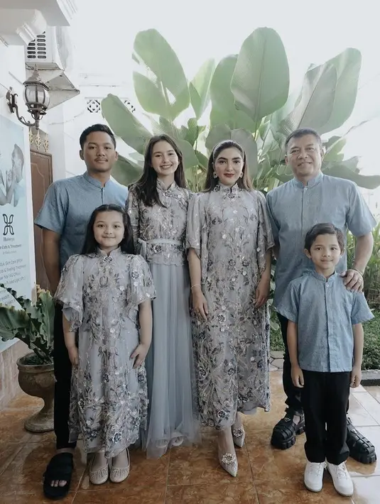 Sarah juga merayakan momen lebaran bersama keluarga Anang Ashanty bahkan mengenakan pakaian seragam dengan atasan berbordir dipadukan tulle abu-abu. (@ssarah_menzel)