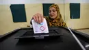 Seorang wanita memberikan suaranya selama referendum amandemen konstitusi di Kairo, Mesir, 20 April 2019. Kritikan menyebut referendum amandemen konstitusi hanya menambah kekuasaan Presiden Abdel Fattah al-Sisi dan mengembalikan Mesir pada model otoriter. (REUTERS/Mohamed Abd El Ghany)