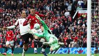 Keunggulan MU bertambah hanya semenit sebelum laga memasuki menit ke-15 lewat Benjamin Sesko. Ia memanfaatkan bola rebound hasil penyelamatan Freddie Woodman ketika menghalau bola kiriman Bruno Fernandes. (AP Photo/Dave Thompson)