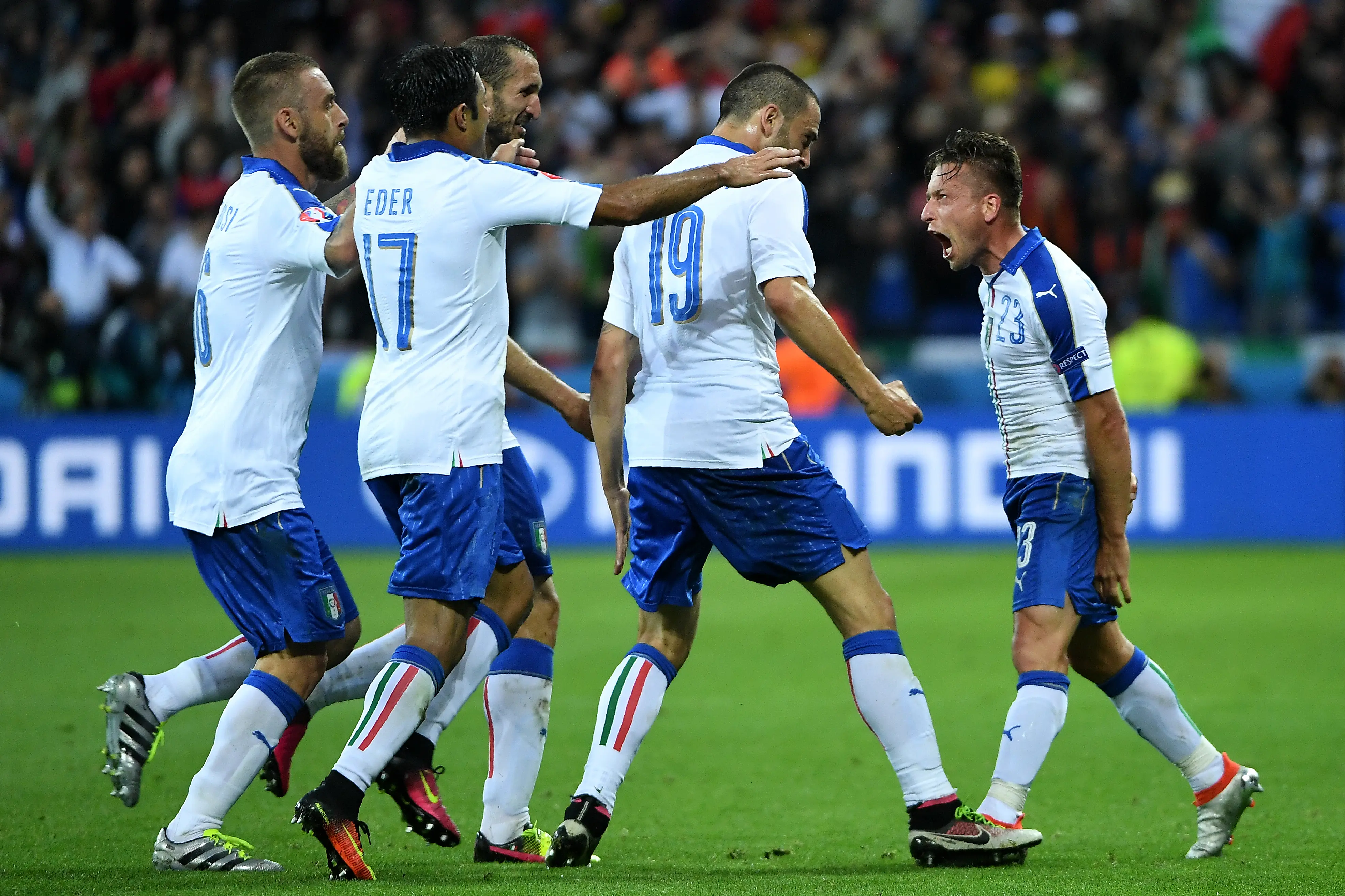 Para pemain Italia saat merayakan gol Emanuele Giaccherini ke gawang Belgia. (EMMANUEL DUNAND / AFP)