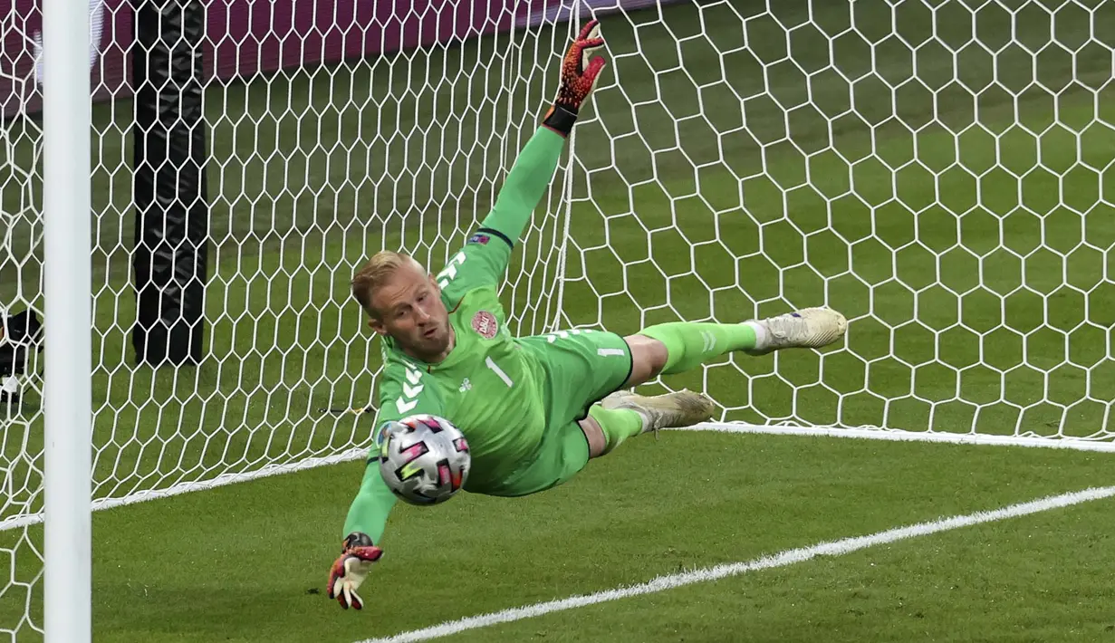 Kasper Schmeichel yang tampil apik dalam pertandingan tersebut harus berjibaku menahan gempuran sejumlah peluang yang didapatkan oleh timnas Inggris. Hingga babak kedua berakhir, skor 1-1 bertahan dan pertandingan pun dilanjutkan ke babak tambahan. (Foto: AP/Pool/Catherine Ivill)