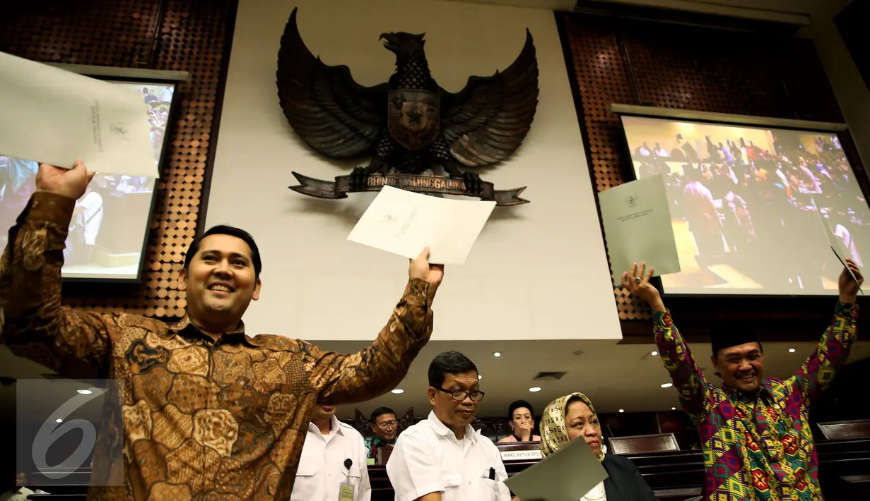 Bakal Calon Ketua DPD dari wilayah barat mengambil formulir pendaftaran bakal Calon Ketua DPD saat Sidang Paripurna luar biasa mencari pengganti Irman Gusman di Kompleks Parlemen, Senayan, Jakarta, Selasa (11/10). (Liputan6.com/Johan Tallo)