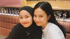 Tsana dan Hanggini memang sering hangout bareng terlepas dari hubungan profesional mereka di film Geez & Ann. Netizen banyak menyebut bahwa paras keduanya mirip layaknya saudara kembar. Kemiripan inilah yang disebut netizen bahwa pemilihan karakter Ann pas untuk Hanggini. (Liputan6.com/IG/@hanggini)