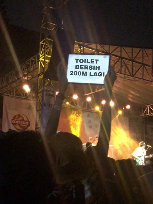 5 Tulisan Kocak yang Muncul saat Konser Ini Bikin Tepuk Jidat