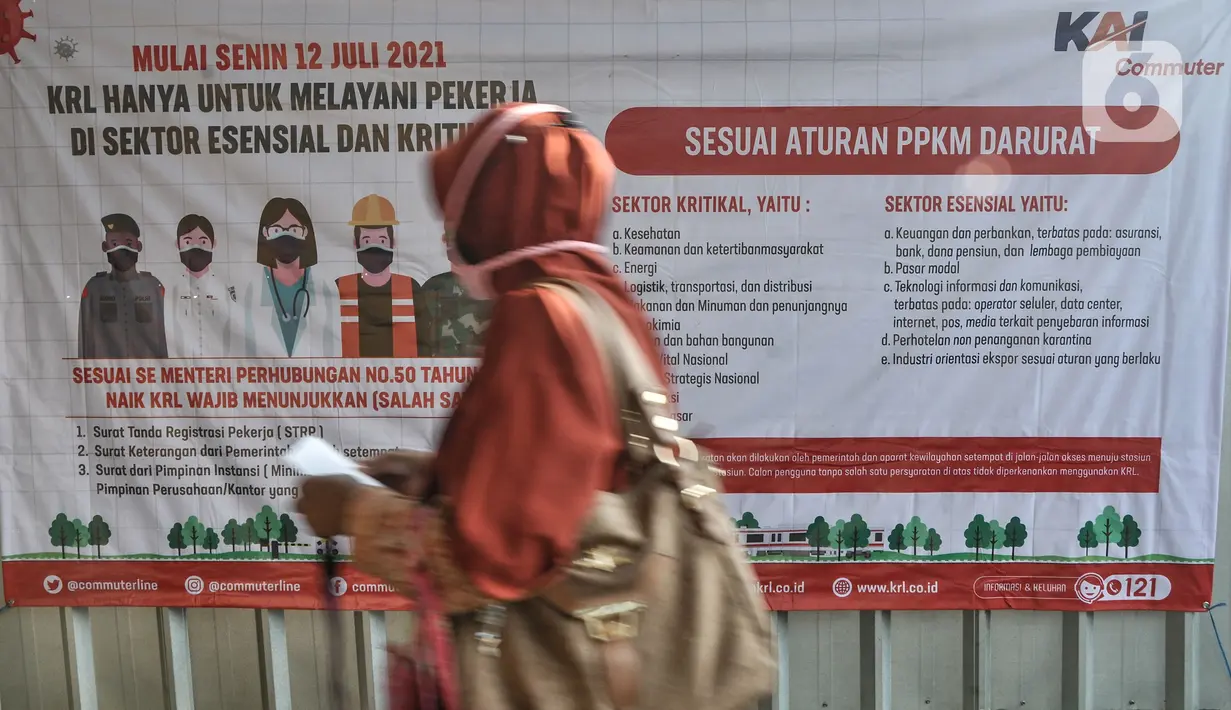 Calon penumpang KRL melintas di depan spanduk aturan PPKM Darurat di Stasiun Bekasi, Jawa Barat, Selasa (13/7/2021). KAI Commuter mewajibkan calon penumpang KRL menunjukkan STRP sebagai syarat perjalanan selama masa PPKM Darura. (merdeka.com/Iqbal S. Nugroho)