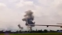 Pesawat T-50i Golden Eagle milik TNI Angkatan Udara jatuh saat bermanuver, hingga hari Minggu pagi diisi 2 kelompok remaja dengan tawuran.