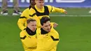 Bek Borussia Dortmund, Mats Hummels (tengah) dan rekan satu timnya melakukan pemanasan selama sesi latihan di Stamford Bridge di London (6/3/2023). Duel Chelsea vs Dortmund diprediksi akan berjalan sengit. Borussia Dortmund hanya butuh hasil imbang untuk memastikan ke babak perempatfinal Liga Champions.(AFP/Glyn Kirk)