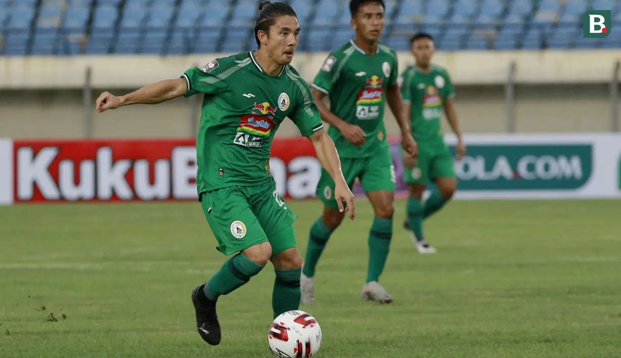 Sementara Kim yang berposisi sebagai gelandang, dikenal memiliki skill individu yang baik terutama untuk kaki kirinya. Perannya cukup vital sebagai pengatur serangan maupun memecah kebuntuan dari lini kedua. (Bola.com/M. Iqbal Ichsan)