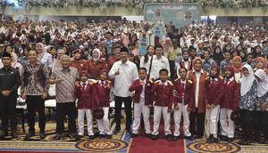 Menteri Sosial, Gus Ipul bersama sejumlah siswa dan perwakilan pemerintah daerah se- Jawa Timur, saat pra launching sekolah rakyat di Surabaya, Jawa Timur (Liputan6.com/Dicky Agung Prihanto)