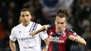 Pemain Bologna Arthur Theate (kanan) menggiring bola saat melawan Sampdoria pada pertandingan Serie A di Stadion Renato Dall'Ara, Bologna, Italia, 11 April 2022. Bologna menang 2-0. (Michele Nucci/LaPresse via AP)