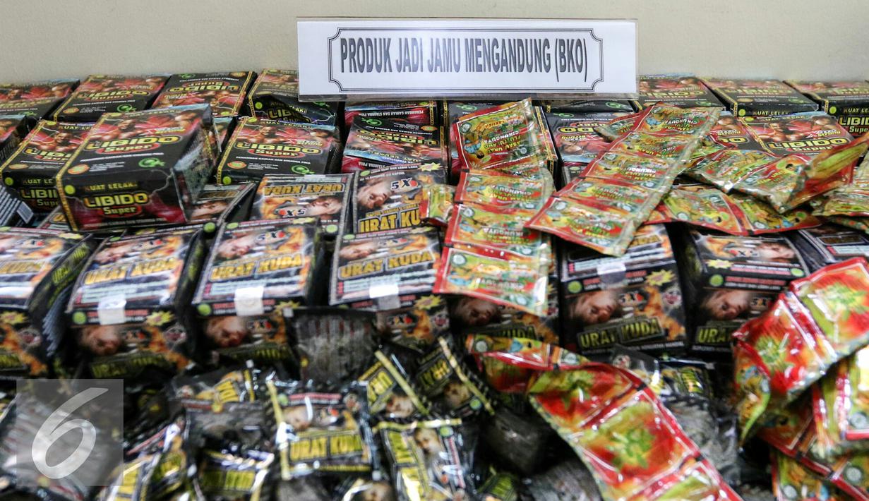Barang bukti jamu kuat yang diamankan petugas Direktorat Tindak Pidana Narkoba Mabes Polri, Jakarta, Senin (7/3/2016). Dir narkoba mabes polri membongkar praktik pembuatan jamu dan obat antibiotik ilegal di daerah Cilacap. (Liputan6.com/Yoppy Renato)