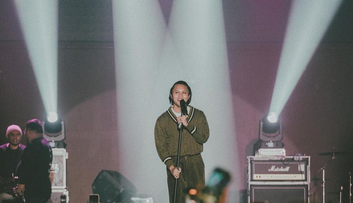 Totalitas berikan penampilan terbaiknya, begini potret seru Rizky Febian di panggung Improfest 2022 pada 29 September 2022 lalu. Lagu-lagunya populer bahkan sering trending, tak heran jika penonton menikmati nyanyi bareng Rizky Febian. Sulung dari 4 bersaudara ini pun tampak puas dan senang dengan keseruan di Improfest 2022 di Yogyakarta beberapa hari lalu. (Liputan6.com/IG/@rizkyfbian)